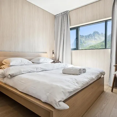 Designhytte Med Jacuzzi Sentralt I Lofoten Feriehus