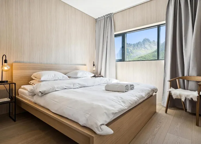 Designhytte Med Jacuzzi Sentralt I Lofoten Feriehus